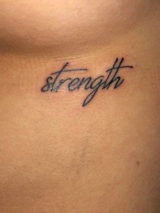 tatuaggio scritta sotto il seno|Tatuaggi in mezzo al seno o sotto il seno: femminili e